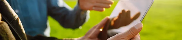 Zwei Personen betrachten COMPACTes Wissen auf einem Tablet